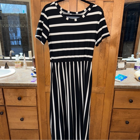 Chic Striped Maxi Dress in Black and White - Picture 6 of 10